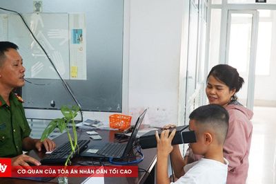 Công an Đắk Lắk xuyên lễ làm căn cước cho người dân