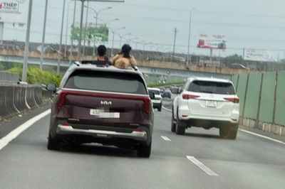 Để trẻ 'hóng gió' ở cao tốc, nữ tài xế bị phạt từ hình ảnh phản ánh trên mạng