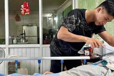 Chàng trai 26 tuổi ở Hà Nội gác ước mơ võ sĩ, cùng mẹ vượt qua biến cố đột quỵ