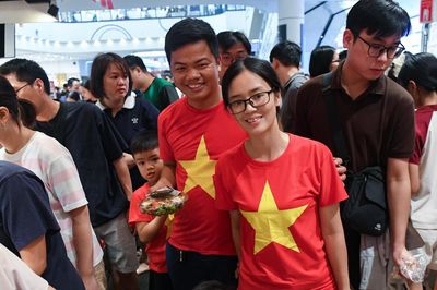 Trung tâm thương mại kín đặc người, tìm bàn ăn cũng khó ngày cuối nghỉ lễ