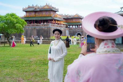 Du khách xúng xính áo dài, cổ phục tham quan Đại Nội Huế ngày Quốc khánh 2/9