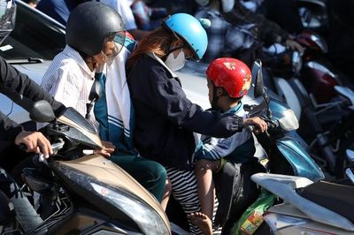 Hết nghỉ lễ 2/9, nhiều người mệt mỏi vì nắng nóng trên đường trở lại Hà Nội