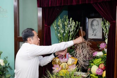 Chủ tịch Quốc hội dâng hương tưởng nhớ Chủ tịch Hồ Chí Minh tại Nhà 67