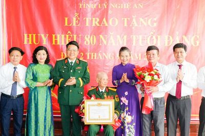 Phó Bí thư Tỉnh ủy Võ Thị Minh Sinh trao Huy hiệu 80 năm tuổi Đảng tại xã Thiên Nhẫn