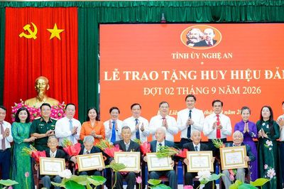 Phó Thủ tướng Thường trực Chính phủ trao Huy hiệu Đảng cho các đảng viên lão thành
