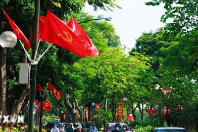 Hà Nội những ngày Thu rợp bóng cờ Tổ Quốc