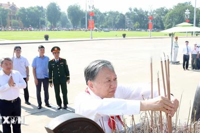 Tổng Bí thư, Chủ tịch nước Tô Lâm dâng hương tưởng nhớ Chủ tịch Hồ Chí Minh