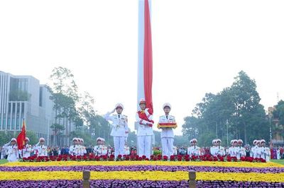 Trào dâng lòng yêu nước trong lễ chào cờ đặc biệt sáng 2/9