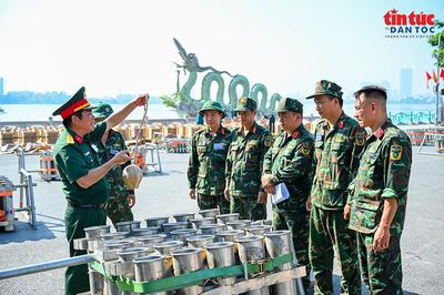 Khẩn trương lắp đặt trận địa pháo hoa bên Hồ Tây mừng Quốc khánh 2/9
