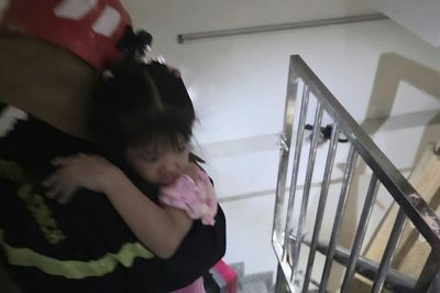 Cứu kịp thời 4 người trong vụ cháy nhà 6 tầng trên đường Cách Mạng Tháng Tám