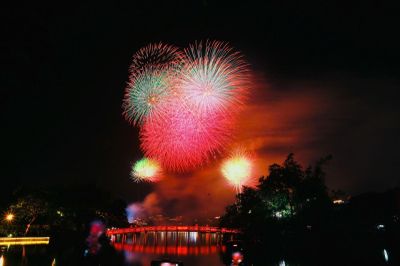 Pháo hoa rực sáng bên Hồ Gươm trong đêm Quốc khánh 2/9