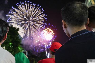 Hàng nghìn người đổ về hồ Gươm xem pháo hoa mừng Quốc khánh 2/9