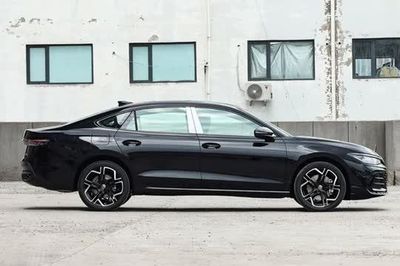 Xe sedan dài hơn 5 mét, công suất 220 mã lực, giá gần 670 triệu đồng
