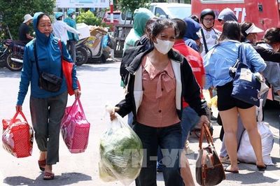 Người dân lỉnh kỉnh đồ đạc trở lại Thủ đô sau kỳ nghỉ lễ 2/9