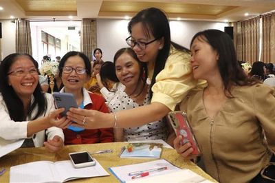 Từ chiếc điện thoại thông minh đến những mô hình 'số' của phụ nữ