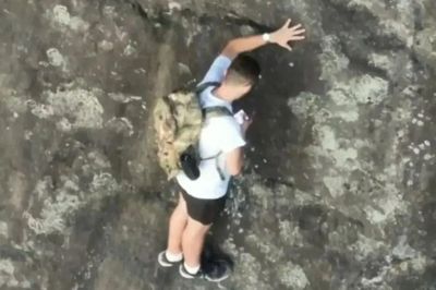 Mắc kẹt trên vách đá cao 80m không dây bảo hộ, người đàn ông có hành động gây tranh cãi