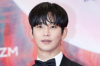 Kim Soo Hyun chuẩn bị trở lại sau 1 năm 6 tháng, nở nụ cười rạng rỡ
