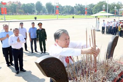 Tổng Bí thư, Chủ tịch nước Tô Lâm dâng hương tưởng nhớ Chủ tịch Hồ Chí Minh