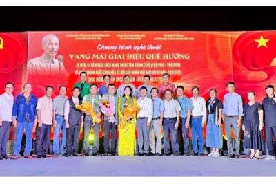 Chương trình nghệ thuật 'Vang mãi giai điệu quê hương'