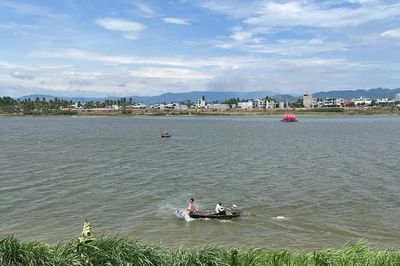 Tìm kiếm 2 người đàn ông nghi đuối nước khi đánh cá trên sông Lại Giang