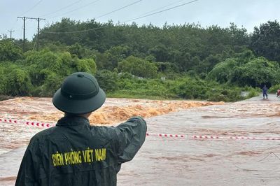 Đồn Biên phòng Ia Púch lập chốt cảnh báo nguy hiểm tại ngầm tràn bị ngập