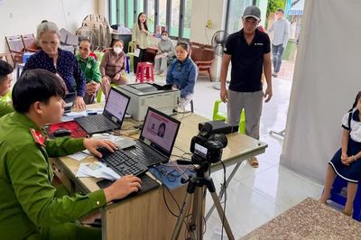 Xuyên lễ cấp căn cước, định danh điện tử cho người dân