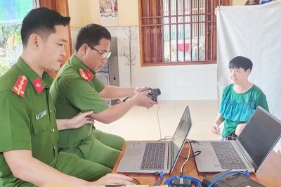 Công an xã Ia O cử cán bộ đến tận nhà làm căn cước cho người bị bại liệt