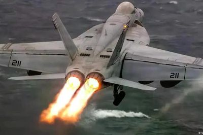 Mỹ tiếp tục không kích Iran, căng thẳng tại eo biển Hormuz leo thang