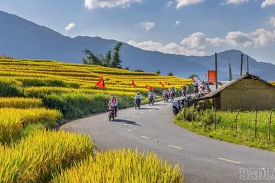Du khách thích thú check-in “cung đường chữ S” Y Tý