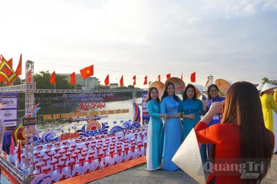 Rộn ràng hội đua, bơi truyền thống trên dòng Kiến Giang
