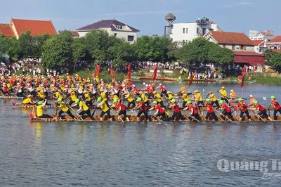 Thuyền đua Tuy Lộc về đích đầu tiên nội dung đua nữ