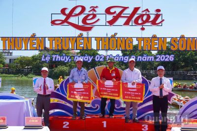 Đội Phú Thọ xuất sắc giành giải Nhất toàn đoàn lễ hội đua, bơi thuyền truyền thống trên sông Kiến Giang