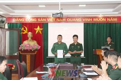 Lễ trao Huy hiệu Đảng và kết nạp đảng viên mới