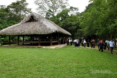 Từ Tân Trào đến Lũng Cú