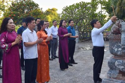 Báo và phát thanh, truyền hình Tuyên Quang dâng hương tưởng nhớ Chủ tịch Hồ Chí Minh