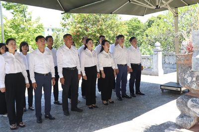 Đảng uỷ các cơ quan Đảng tỉnh dâng hương tưởng nhớ Chủ tịch Hồ Chí Minh