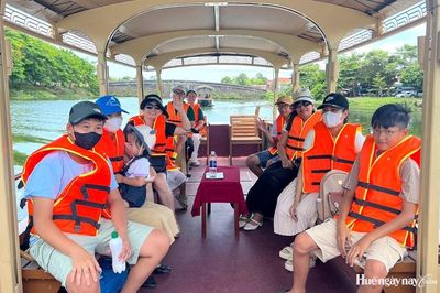 Khám phá Huế bằng ​thuyền điện và xe sightseeing