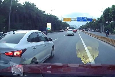 Ô tô liên tục tạt đầu, phanh gấp, ép xe phía sau giữa phố Hà Nội