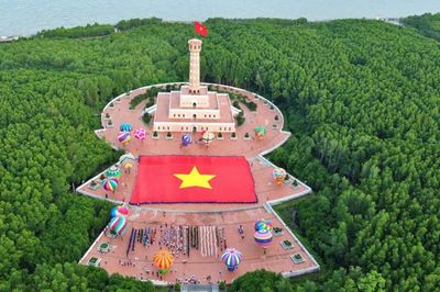 Lễ chào cờ đặc biệt ở Đất Mũi với lá cờ hơn 2.000m2 lập kỷ lục Việt Nam