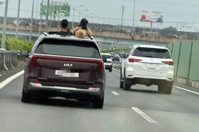 Nữ tài xế bị phạt vì để 2 trẻ thò đầu qua cửa sổ trời khi lưu thông trên cao tốc