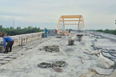 Công nhân làm việc xuyên lễ tại công trường đường Hồ Chí Minh qua tỉnh An Giang