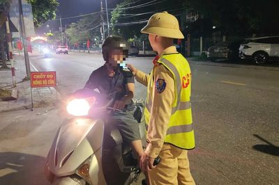Dính nồng độ cồn kịch khung, tài xế thanh minh chỉ uống nước bò húc
