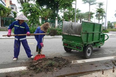 Những người không nghỉ lễ để phố phường sạch đẹp