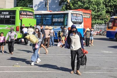 Hành lý chất đầy, người dân hối hả trở lại Thủ đô sau kỳ nghỉ Quốc khánh