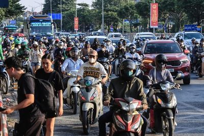 Kỳ nghỉ khép lại, dòng người hối hả trở lại Hà Nội