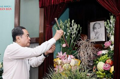 Chủ tịch Quốc hội Trần Thanh Mẫn dâng hương tưởng nhớ Chủ tịch Hồ Chí Minh