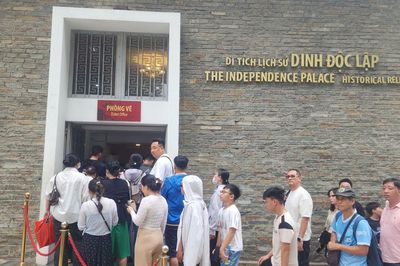 TP. Hồ Chí Minh: Dòng người xếp hàng tham quan Dinh Độc lập dịp Quốc khánh 2/9