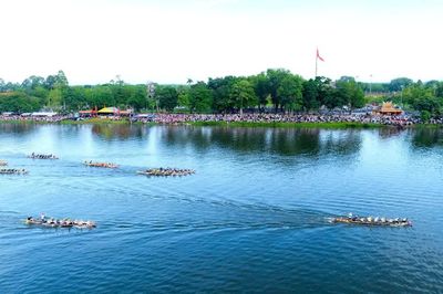 Tưng bừng đua ghe trên sông Hương mừng Tết độc lập