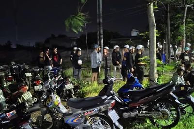 Công an phường phối hợp ngăn chặn nhóm người tụ tập 'đi bão' ven biển Ba Động