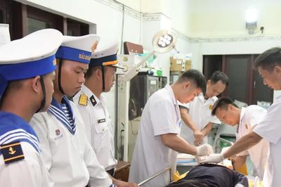 Bệnh xá đảo Trường Sa cấp cứu ngư dân bị chấn thương sọ não